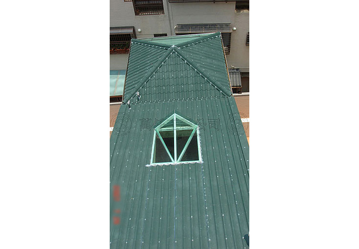 17/17 高雄.三民區(楊公館)16 俯視完工後的鐵瓦屋頂外觀(像別墅屋瓦一樣喔)。
