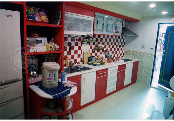 19/19 增建部分的空間是廚房及工作陽台(由廚房可通到工作陽台)，現代感廚具(由設計師訂做)。