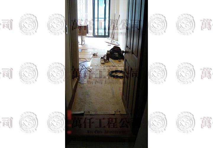 7/16 施工中客廳一景，整個室內全面重鋪「海島型超耐磨實木地板」。