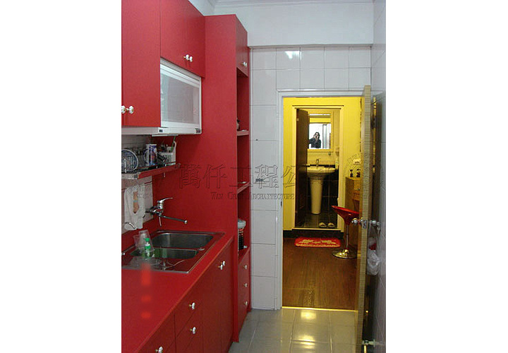 15/16 高雄.苓雅區(許公館)14 翻修後的廚房、流理檯以紅色為主色的義大利廚具。