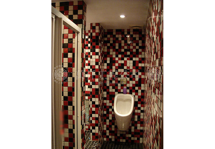 23/28 完工後，浴廁變得明亮，以義大利式風格「馬賽克磁磚」配色。(乾溼分離)