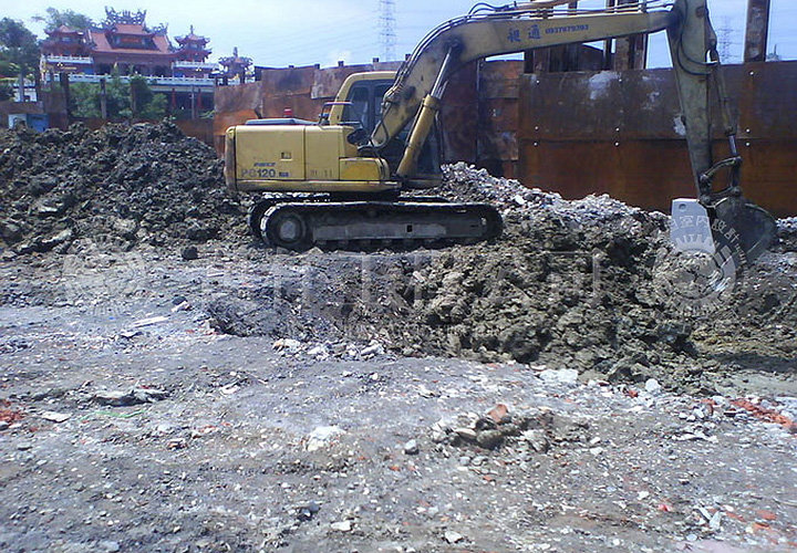 2/21 挖土機正門挖地基的土方，開始整地。