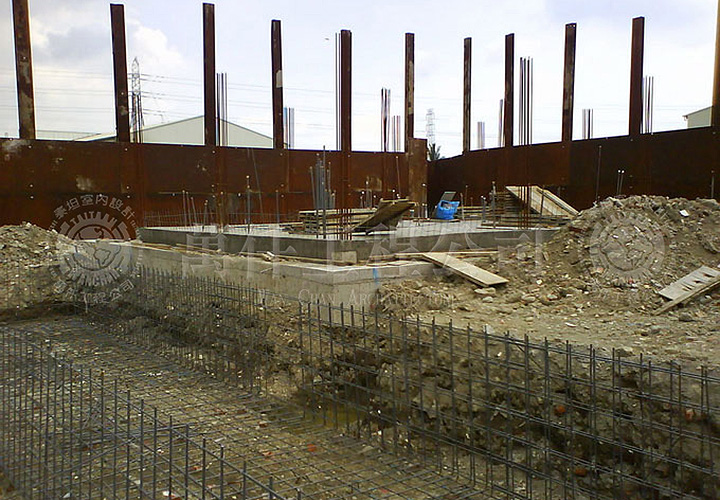 6/21 地基工程及立柱施工中，厚6分高拉鋼筋(10支鋼筋固定成一柱)。