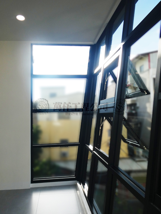 26/35 鋁窗玻璃可以加”玻璃貼”(噴砂霧面或黑砂霧面)是很好的選擇。