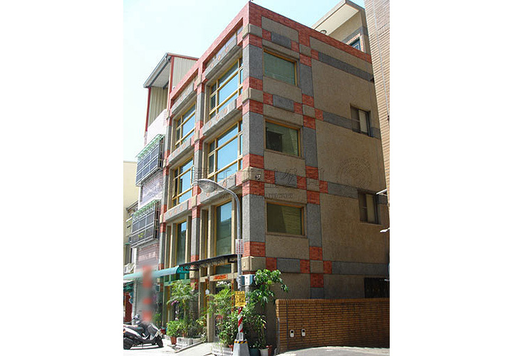 19/19 高雄.鼓山區(田、劉公館)18 外觀以「洗石子」及「窯變仿古磚」搭配，加上「金框窗」(氣密窗)，32年2樓半老厝搖身一變，格調氣派大方，精緻典雅的透天華廈。