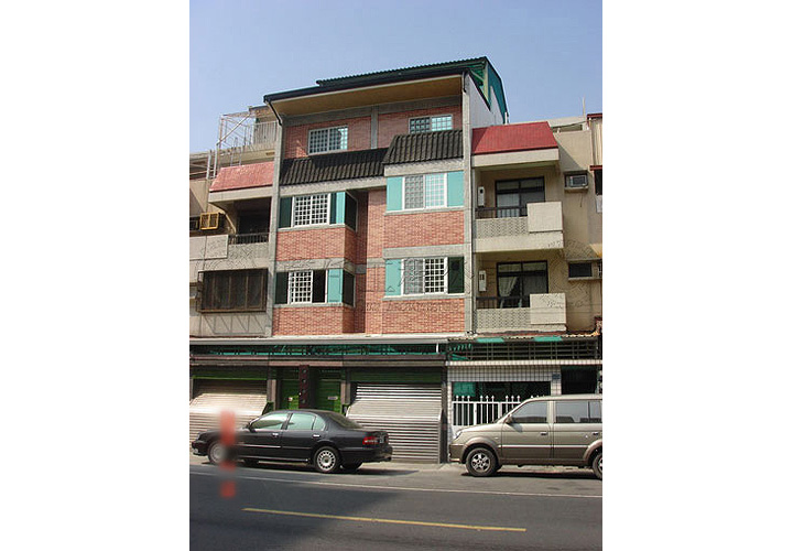 21/21 高雄.三民區(許公館)20 外觀則以日式的市區型別墅，將兩戶的外觀整合成一戶(內部依然為二戶)，可互相照料又保有各自的自由空間。