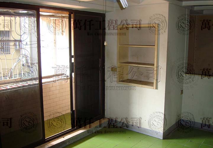 6/25 高雄.苓雅區(黃公館)05 未拆除前的陽台一景，有一支看起來像是柱子，但其實是像柱子的怪裝潢，旁邊是往陽台的落地窗；另一邊是一樓至二樓的樓梯入口處。