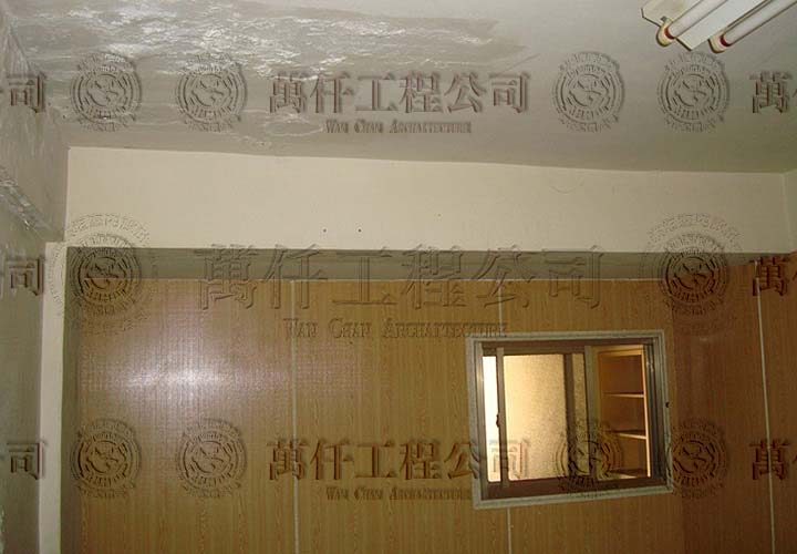 8/25 高雄.苓雅區(黃公館)07 未整理前的漏水(壁癌)，多處！此圖面是樓上鄰居的浴廁點，經多次溝通，我們已妥善處理成功，將漏水的問題給予解決。(屋主相當感謝！)