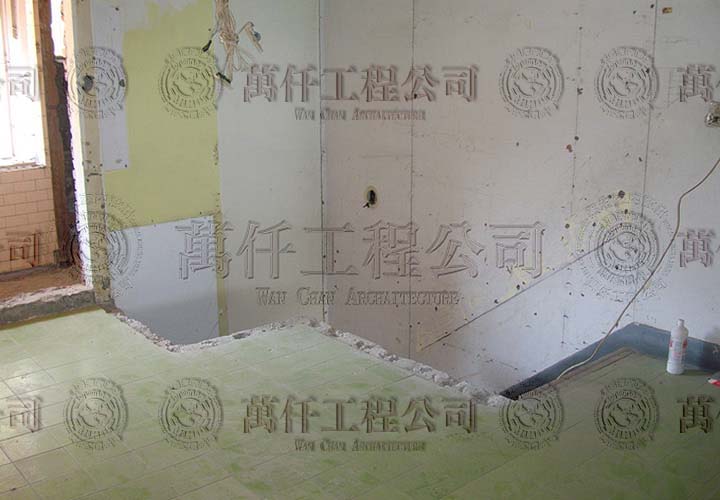 12/25 高雄.苓雅區(黃公館)11 拆除中的一景。就是像柱子的怪裝潢的位置，已拆除，旁邊是一樓至二樓的樓梯入口處，也已拆除。我們預計規劃將它整層樓板補平，並加強結構的安全性。