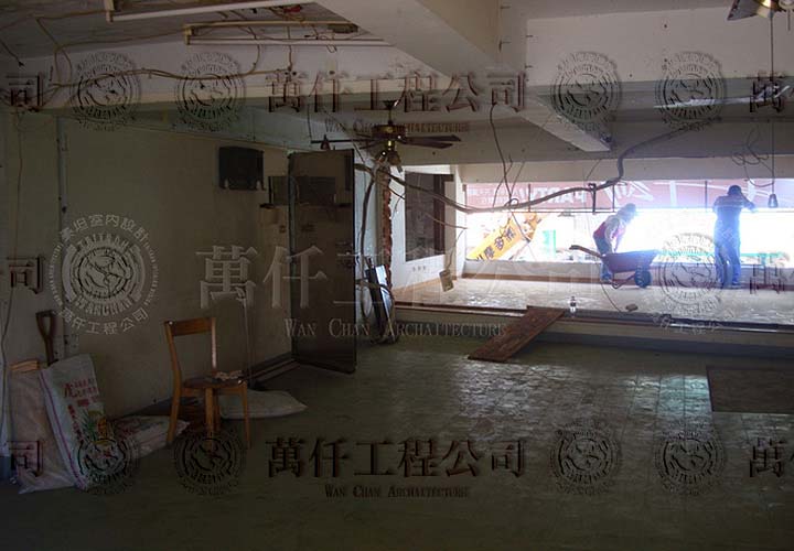 13/25 高雄.苓雅區(黃公館)12 從陽台，原廚房的位置往前看，粗工正在等候接