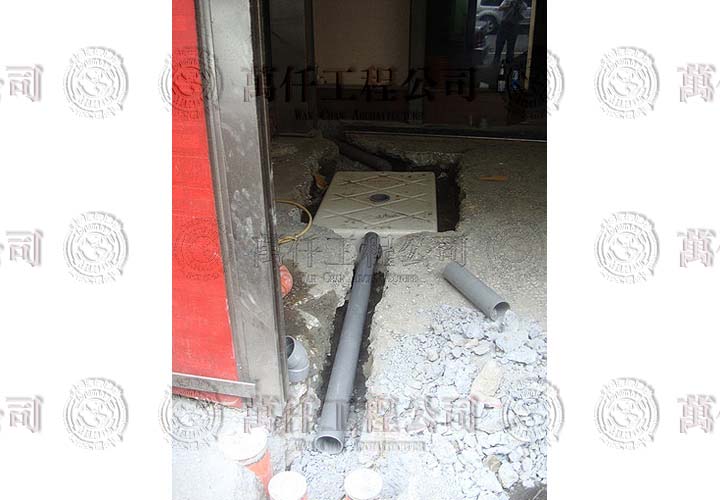 15/25 高雄.苓雅區(黃公館)14 設計師建議將1樓+2樓改成分開，可收兩種房租，所以再做一套化糞池。(屋主滿高興地)