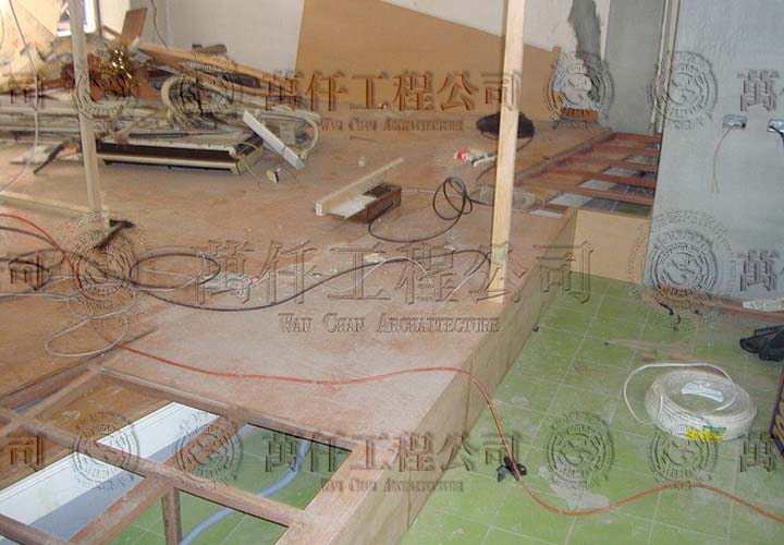 19/25 高雄.苓雅區(黃公館)18 將房間原本不方正的格局，規劃成方正的格局，木地板延伸至廁所牆邊。空間變得寬闊的視覺效果。(屋主很高興)