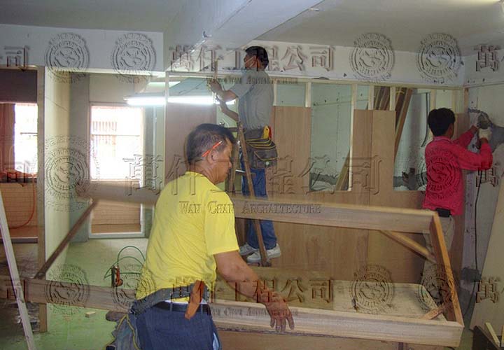 21/25 高雄.苓雅區(黃公館)20 木作師父工作中。(裝潢進行中)