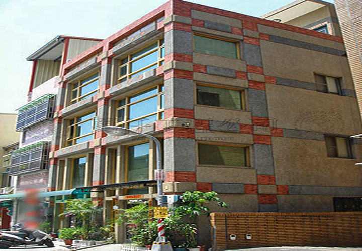 1/19 高雄.鼓山區(田、劉公館)18 外觀以「洗石子」及「窯變仿古磚」搭配，加上「金框窗」(氣密窗)，32年2樓半老厝搖身一變，格調氣派大方，精緻典雅的透天華廈。