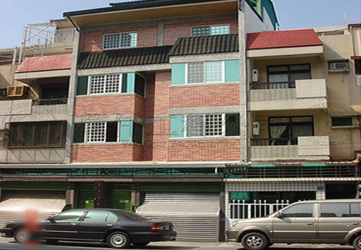 1/21 高雄.三民區(許公館)20 外觀則以日式的市區型別墅，將兩戶的外觀整合成一戶(內部依然為二戶)，可互相照料又保有各自的自由空間。